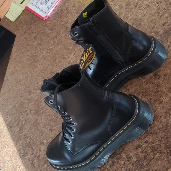 Jaden Doc Martin, size 9 Ladies - Picture 3 of 5